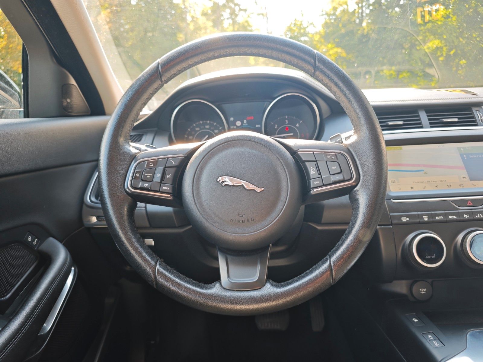 Fahrzeugabbildung Jaguar E-PACE AWD*NAVI*KAMERA*SITZHEIZUNG*VOLL-LED*