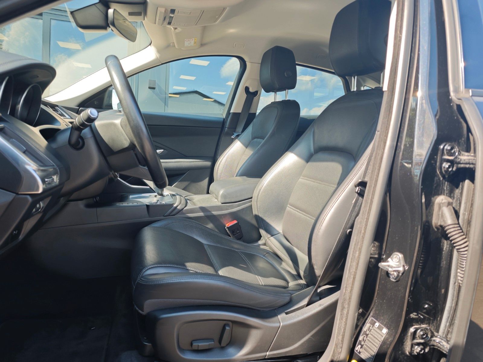 Fahrzeugabbildung Jaguar E-PACE AWD*NAVI*KAMERA*SITZHEIZUNG*VOLL-LED*