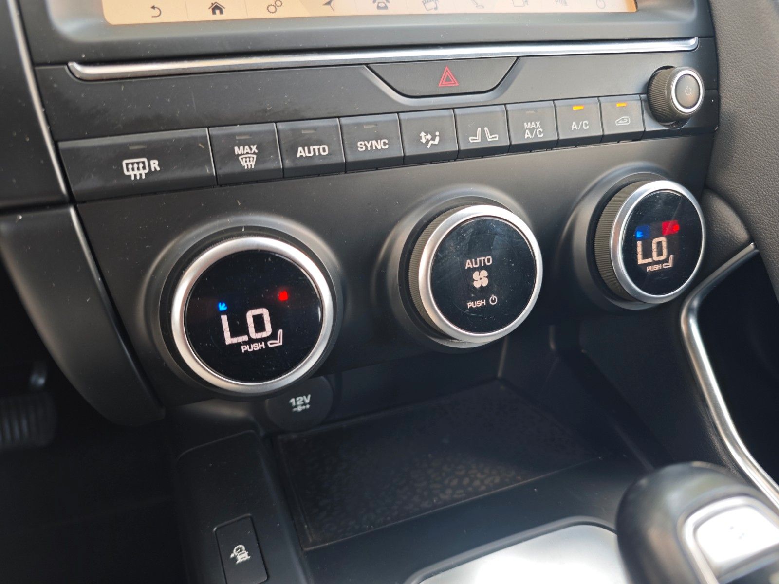 Fahrzeugabbildung Jaguar E-PACE AWD*NAVI*KAMERA*SITZHEIZUNG*VOLL-LED*