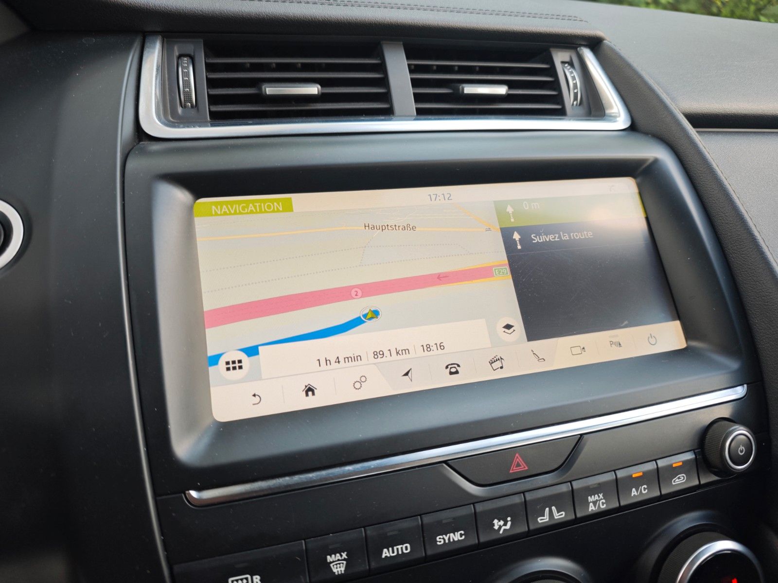 Fahrzeugabbildung Jaguar E-PACE AWD*NAVI*KAMERA*SITZHEIZUNG*VOLL-LED*