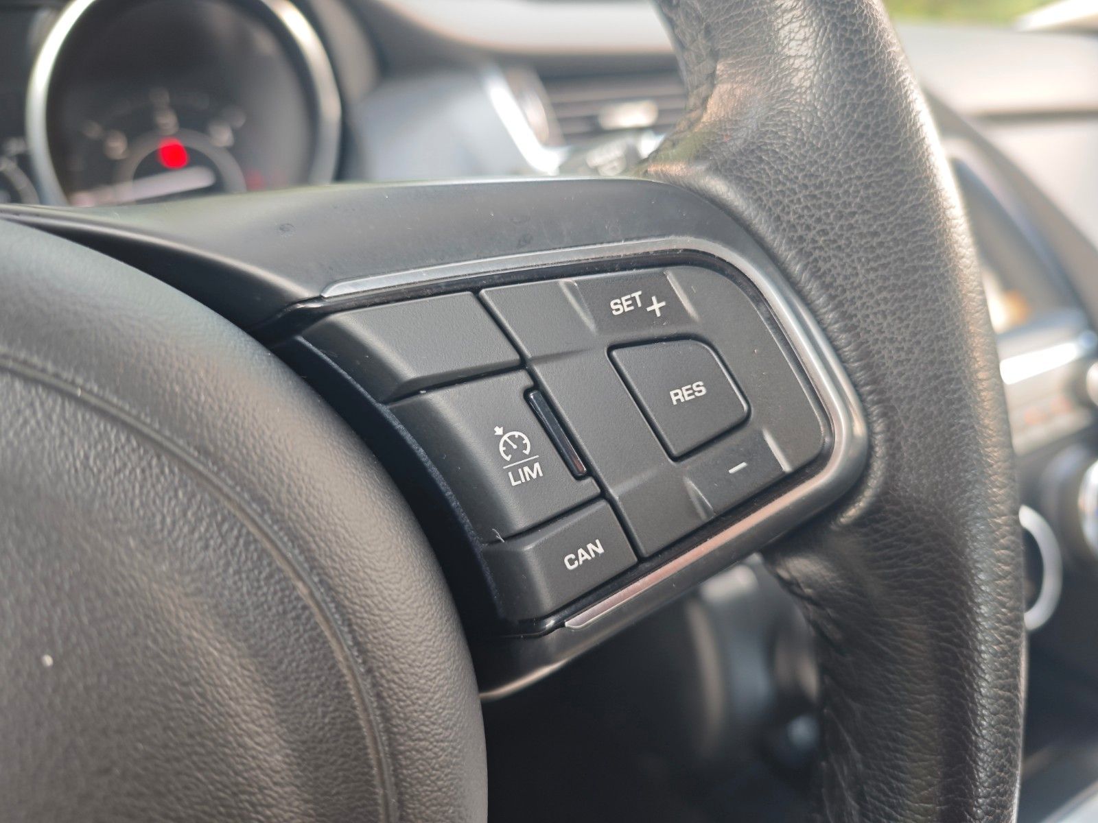 Fahrzeugabbildung Jaguar E-PACE AWD*NAVI*KAMERA*SITZHEIZUNG*VOLL-LED*