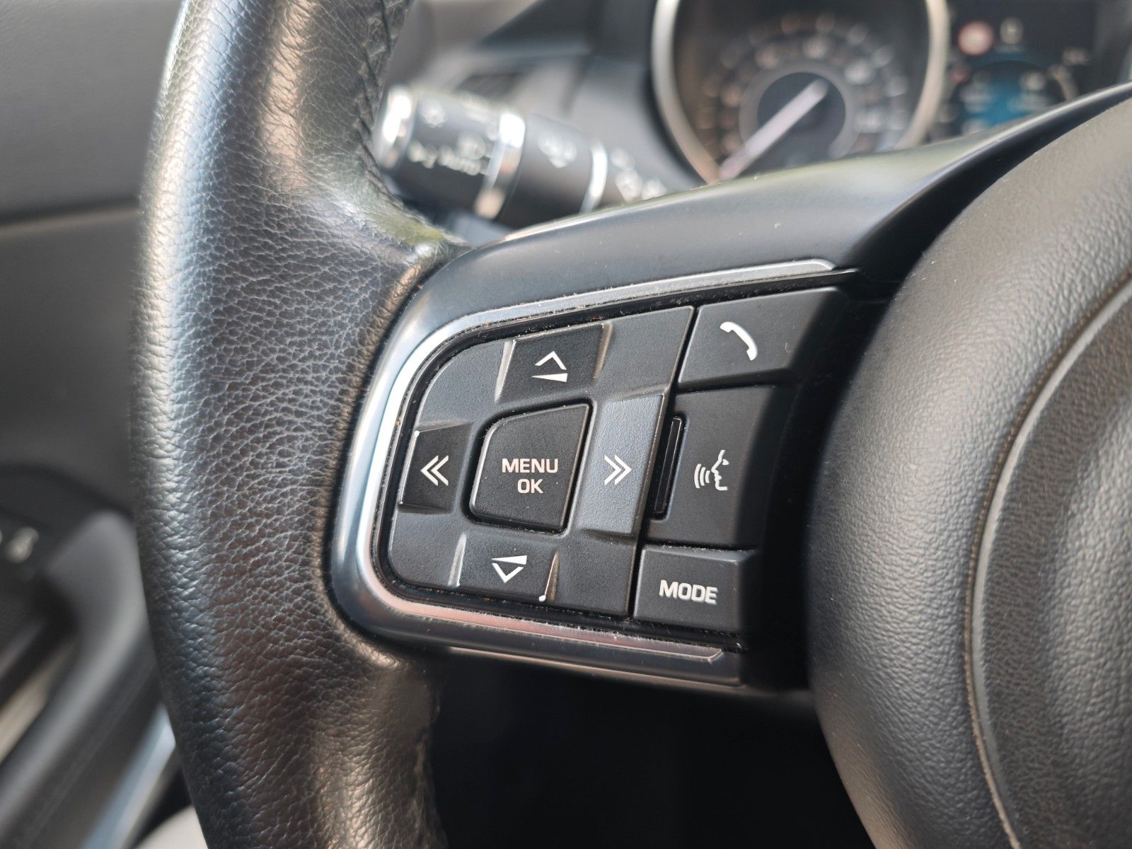 Fahrzeugabbildung Jaguar E-PACE AWD*NAVI*KAMERA*SITZHEIZUNG*VOLL-LED*