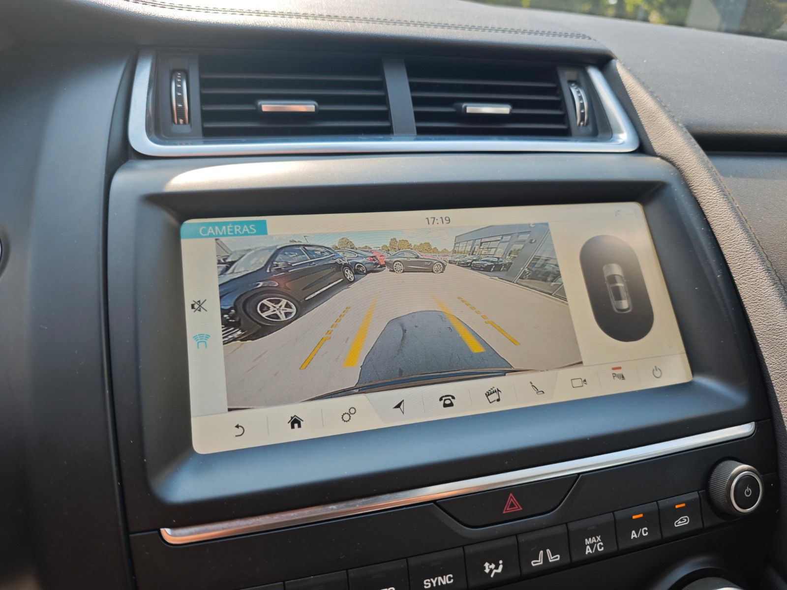 Fahrzeugabbildung Jaguar E-PACE AWD*NAVI*KAMERA*SITZHEIZUNG*VOLL-LED*