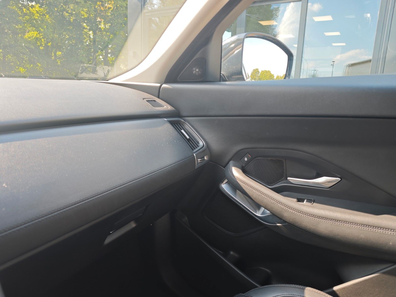 Fahrzeugabbildung Jaguar E-PACE AWD*NAVI*KAMERA*SITZHEIZUNG*VOLL-LED*