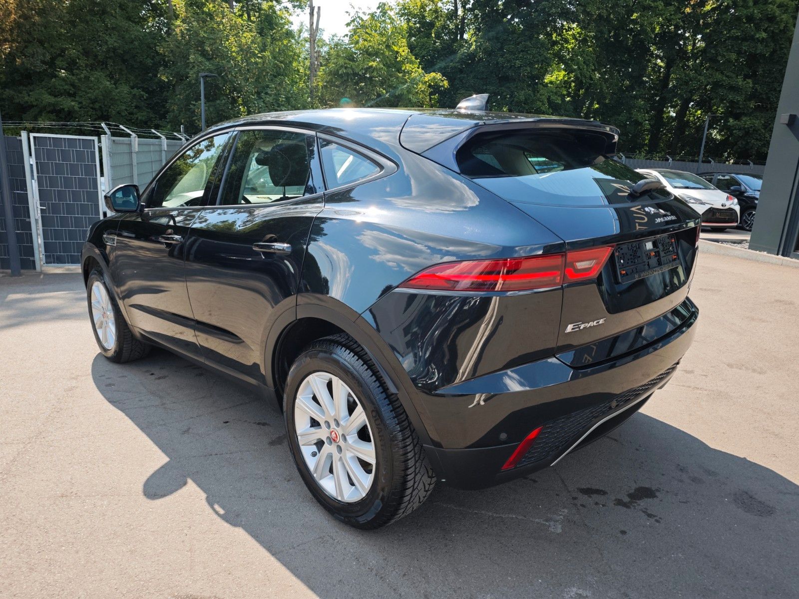 Fahrzeugabbildung Jaguar E-PACE AWD*NAVI*KAMERA*SITZHEIZUNG*VOLL-LED*