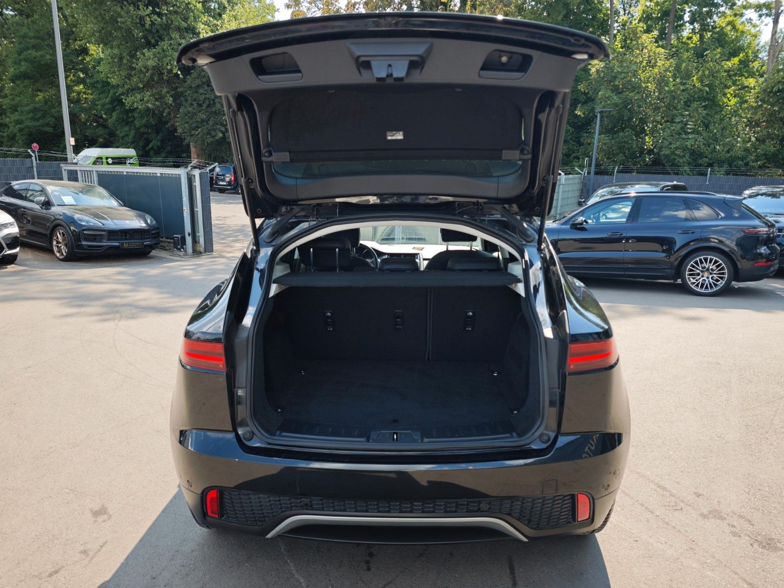 Fahrzeugabbildung Jaguar E-PACE AWD*NAVI*KAMERA*SITZHEIZUNG*VOLL-LED*