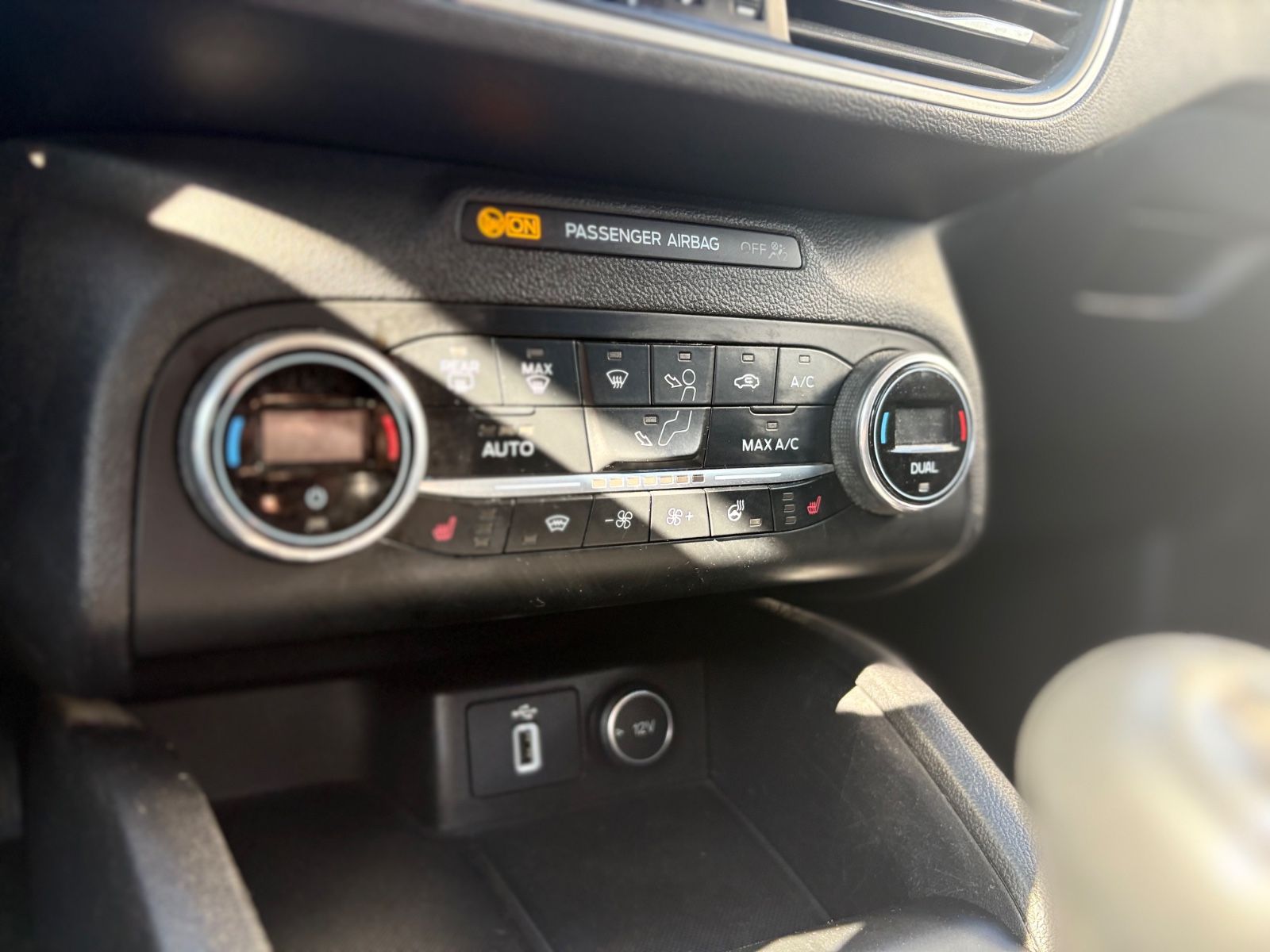 Fahrzeugabbildung Ford FOCUS LIM*WINTERPAKET*LED*NAVI*1.HAND*TOP*