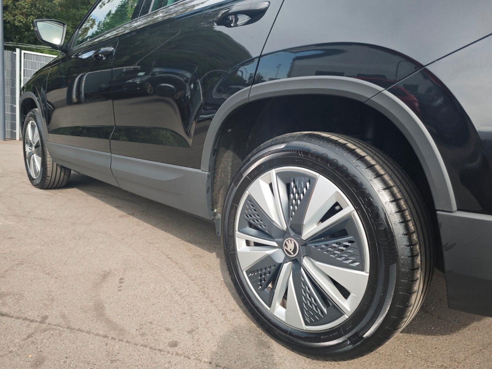 Fahrzeugabbildung SKODA KAROQ AMBITION*AUT*LED*SHZ*WINTERPAKET*DESIGN