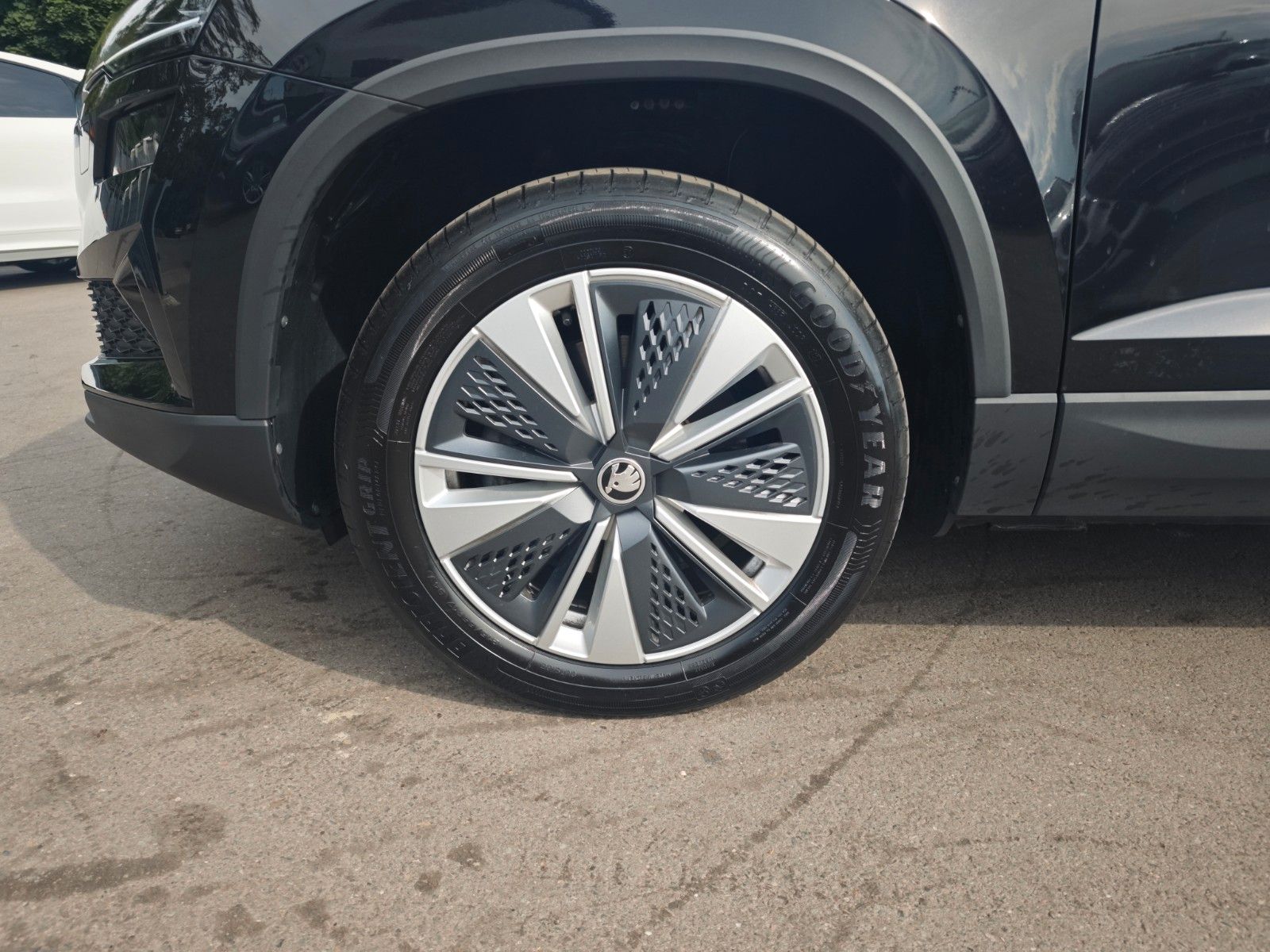 Fahrzeugabbildung SKODA KAROQ AMBITION*AUT*LED*SHZ*WINTERPAKET*DESIGN