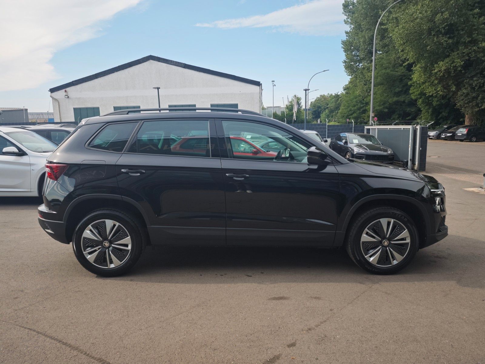 Fahrzeugabbildung SKODA KAROQ AMBITION*AUT*LED*SHZ*WINTERPAKET*DESIGN