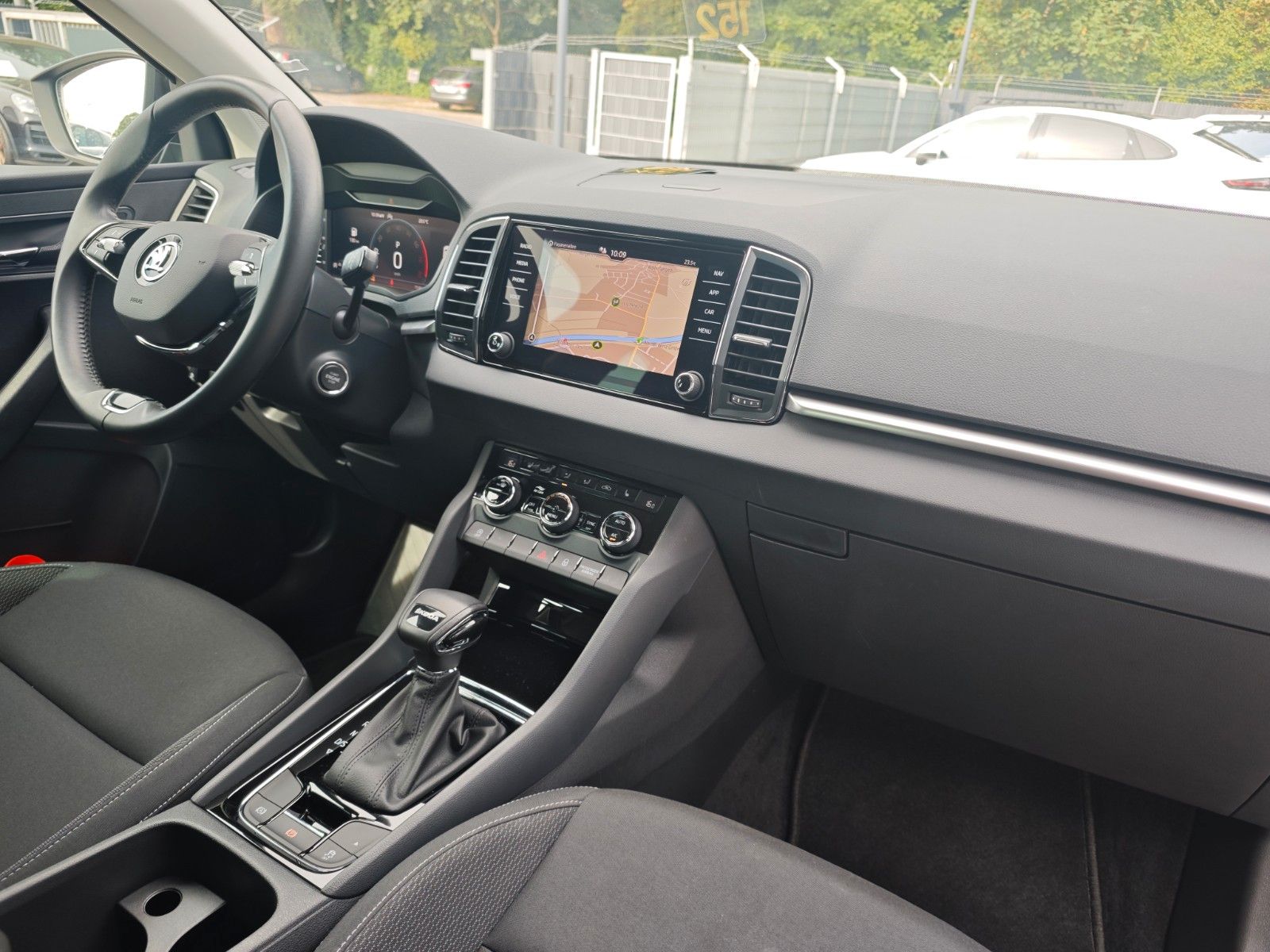 Fahrzeugabbildung SKODA KAROQ AMBITION*AUT*LED*SHZ*WINTERPAKET*DESIGN