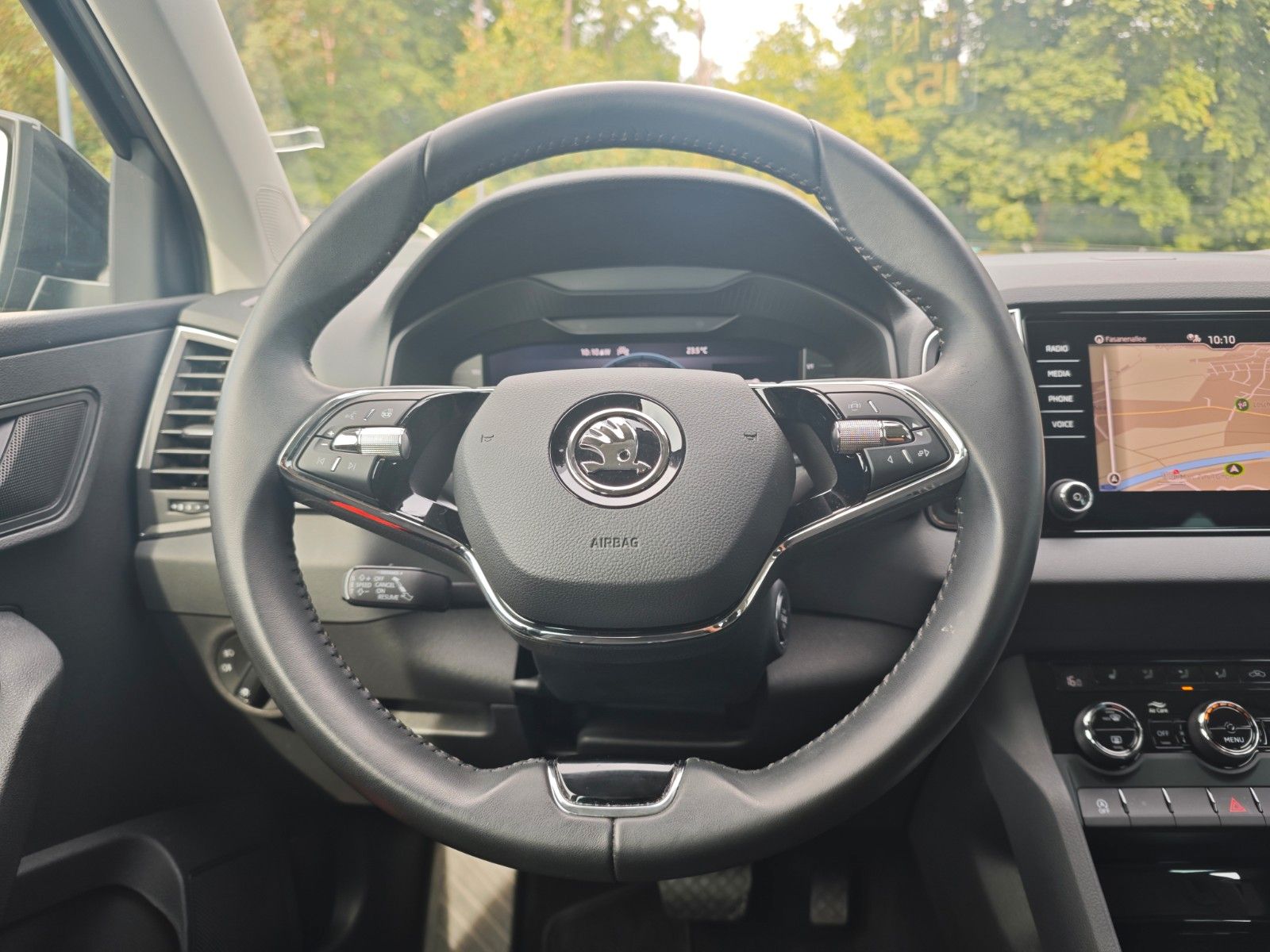 Fahrzeugabbildung SKODA KAROQ AMBITION*AUT*LED*SHZ*WINTERPAKET*DESIGN