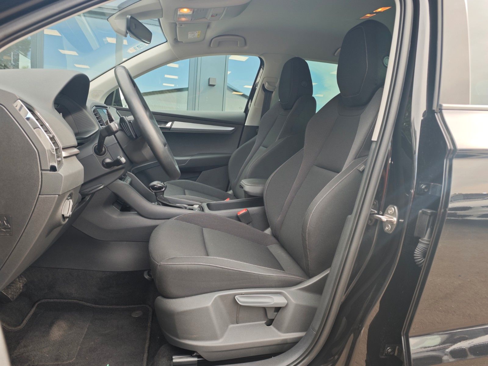 Fahrzeugabbildung SKODA KAROQ AMBITION*AUT*LED*SHZ*WINTERPAKET*DESIGN