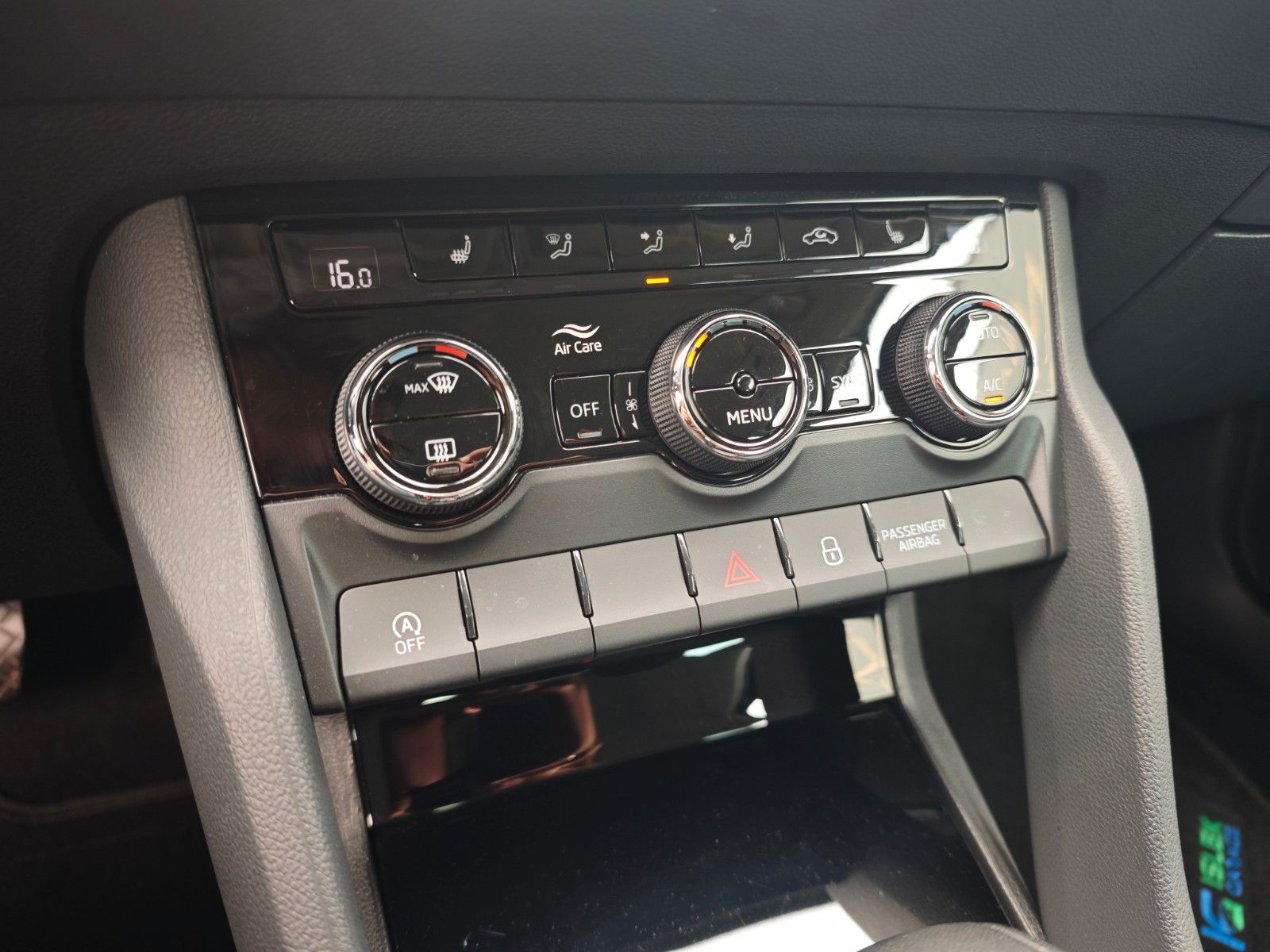 Fahrzeugabbildung SKODA KAROQ AMBITION*AUT*LED*SHZ*WINTERPAKET*DESIGN