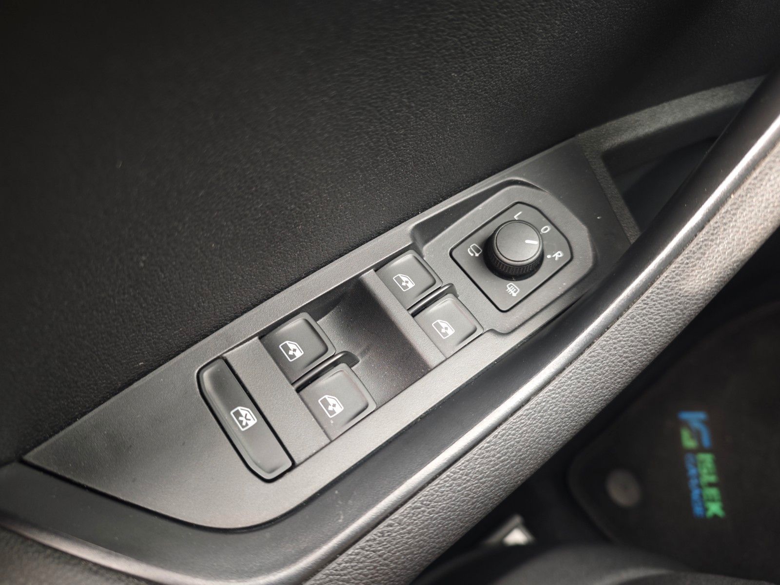 Fahrzeugabbildung SKODA KAROQ AMBITION*AUT*LED*SHZ*WINTERPAKET*DESIGN