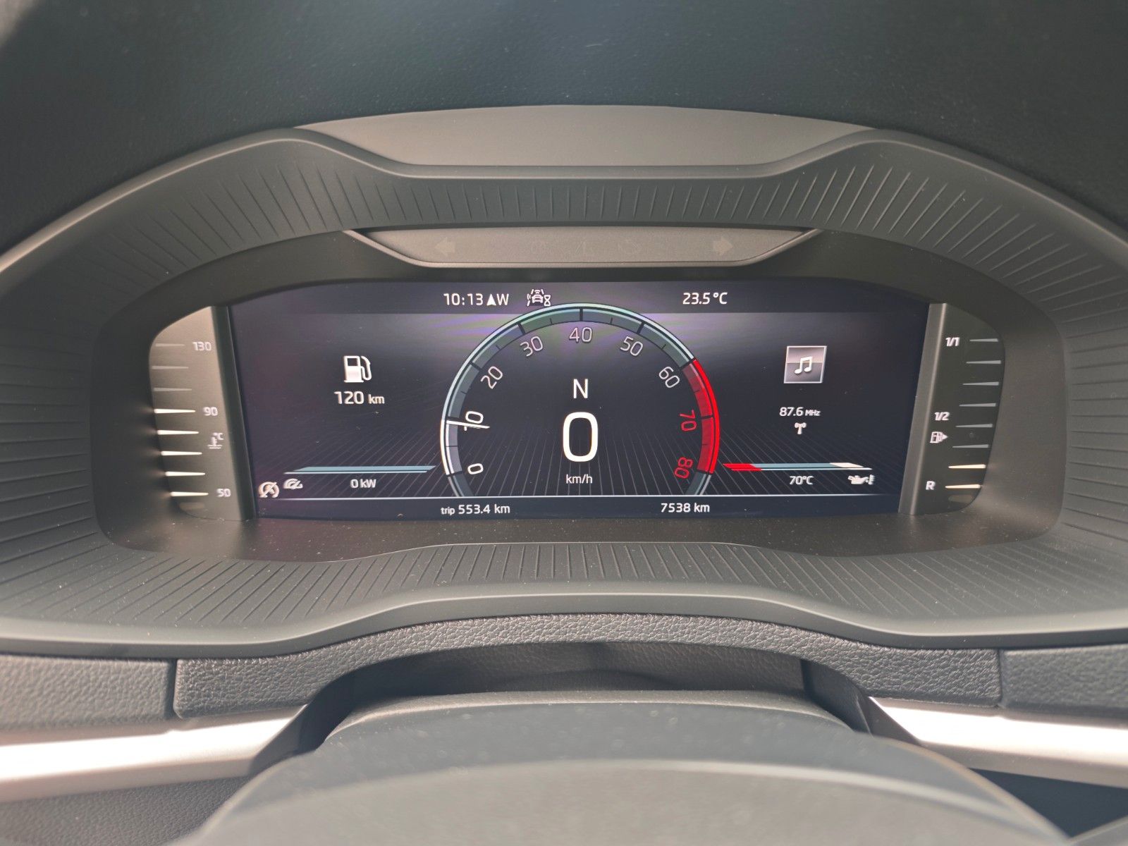 Fahrzeugabbildung SKODA KAROQ AMBITION*AUT*LED*SHZ*WINTERPAKET*DESIGN