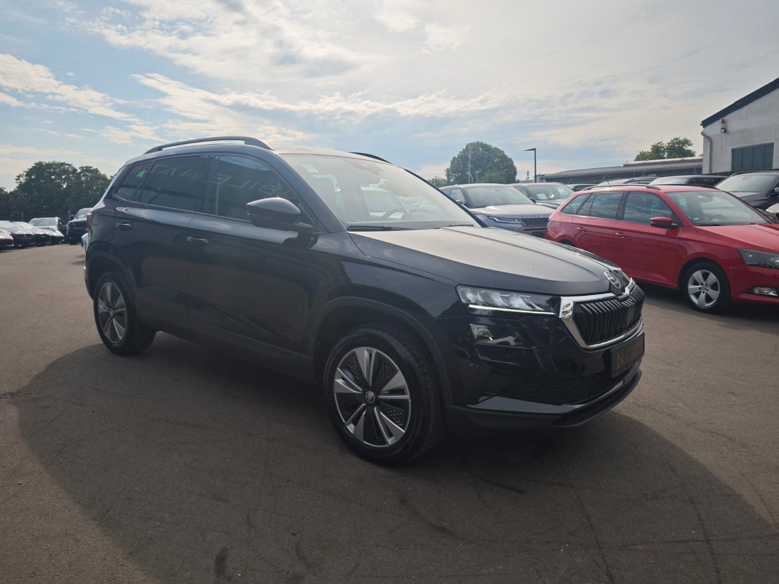Fahrzeugabbildung SKODA KAROQ AMBITION*AUT*LED*SHZ*WINTERPAKET*DESIGN