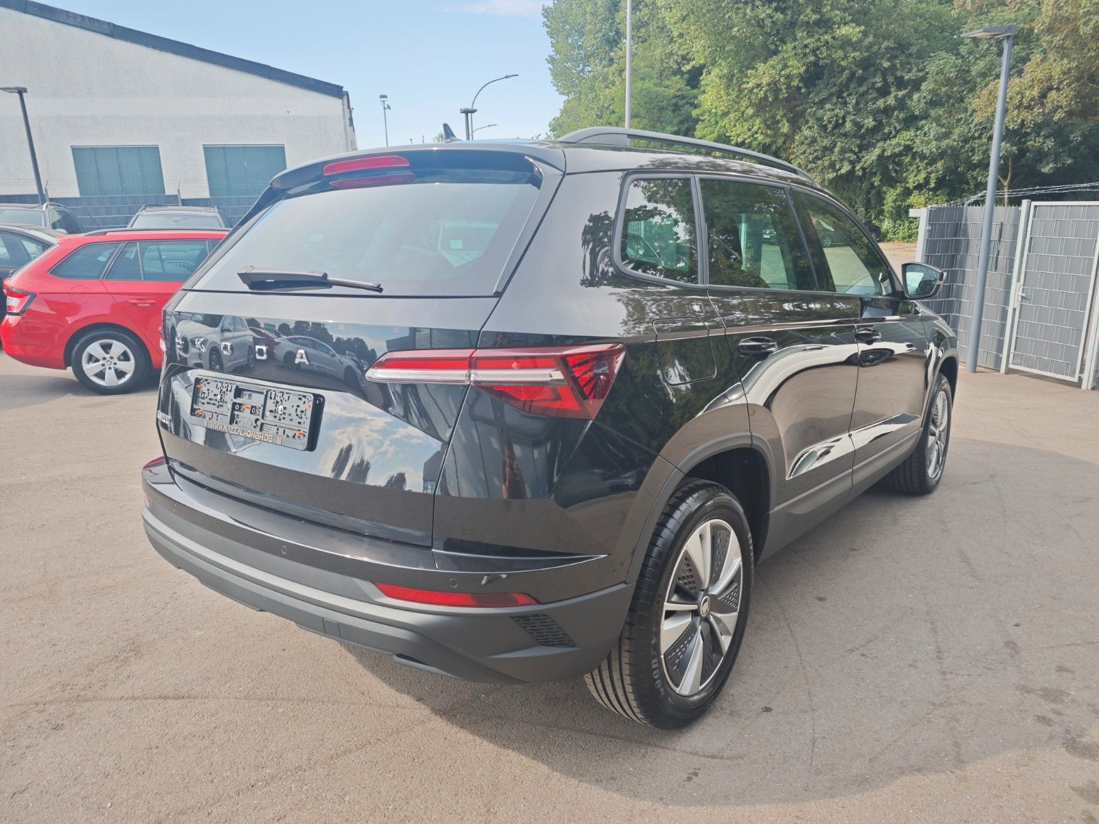 Fahrzeugabbildung SKODA KAROQ AMBITION*AUT*LED*SHZ*WINTERPAKET*DESIGN