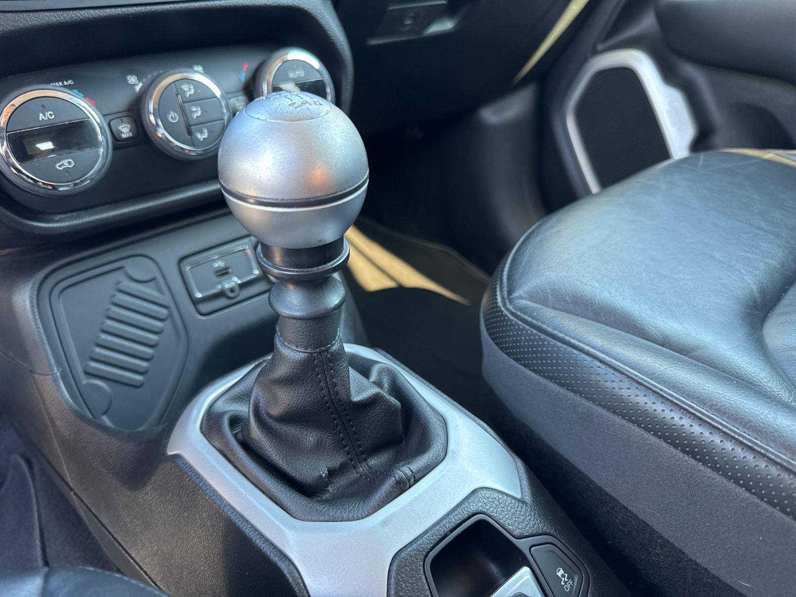 Fahrzeugabbildung Jeep RENEGADE 1.4 TURBO LIMITED*LEDER*NAVI*1.HAND*