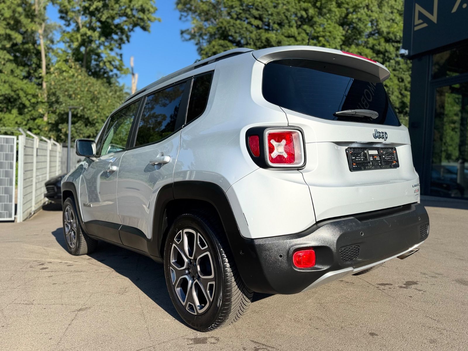 Fahrzeugabbildung Jeep RENEGADE 1.4 TURBO LIMITED*LEDER*NAVI*1.HAND*