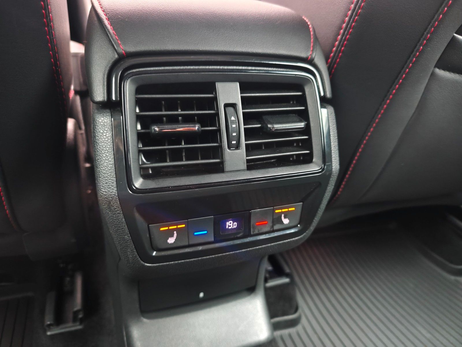 Fahrzeugabbildung SKODA KODIAQ RS 4x4 *AUT*PANO*360°*AHK*4xSHZ*