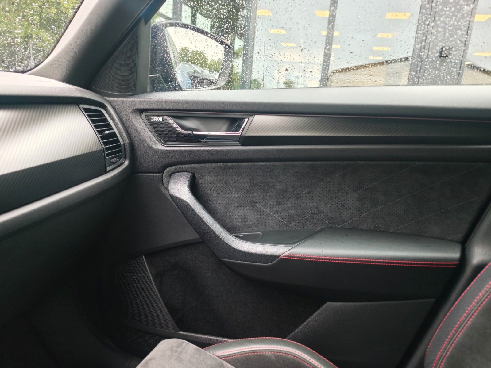 Fahrzeugabbildung SKODA KODIAQ RS 4x4 *AUT*PANO*360°*AHK*4xSHZ*