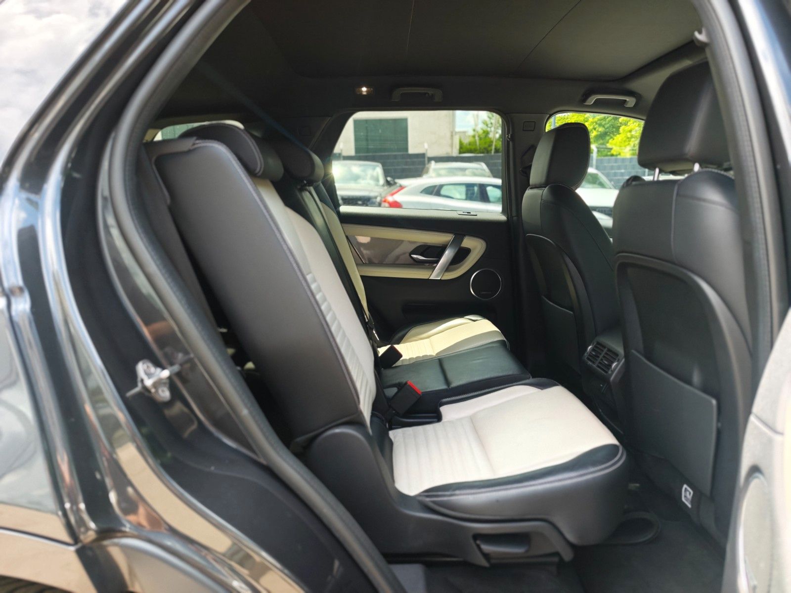 Fahrzeugabbildung Land Rover DISCOVERY SPORT DYNAMIC HSE *BLACK PACK*7.SITZE*