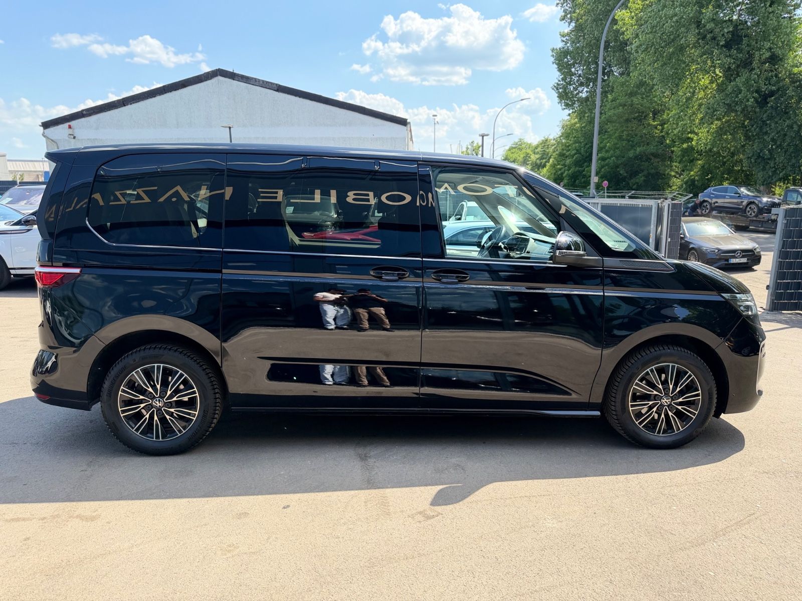 Fahrzeugabbildung Volkswagen T7 MULTIVAN*AUT.*2XSCHIEBETÜREN*AHK*LED*7.SITZER
