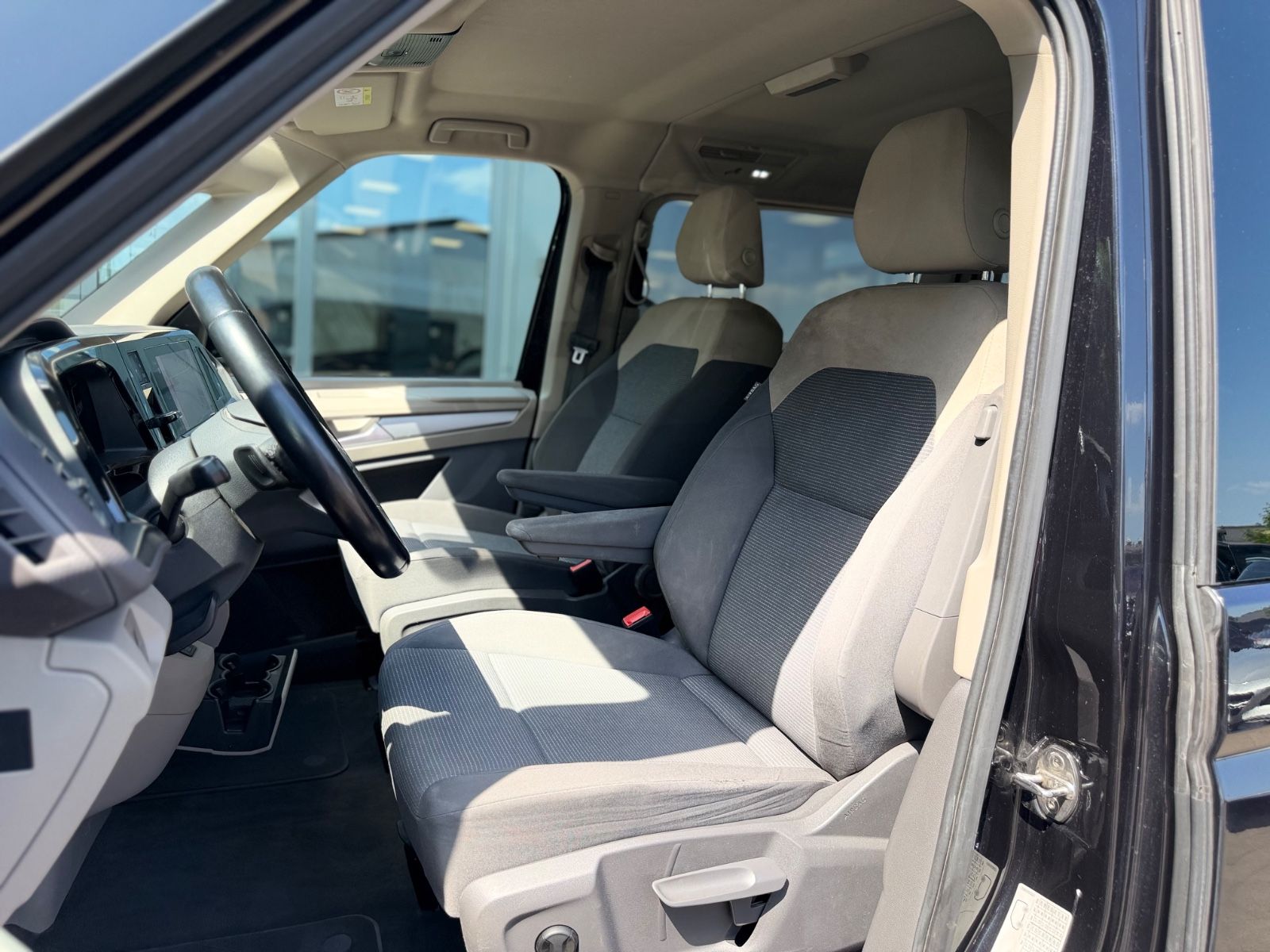 Fahrzeugabbildung Volkswagen T7 MULTIVAN*AUT.*2XSCHIEBETÜREN*AHK*LED*7.SITZER