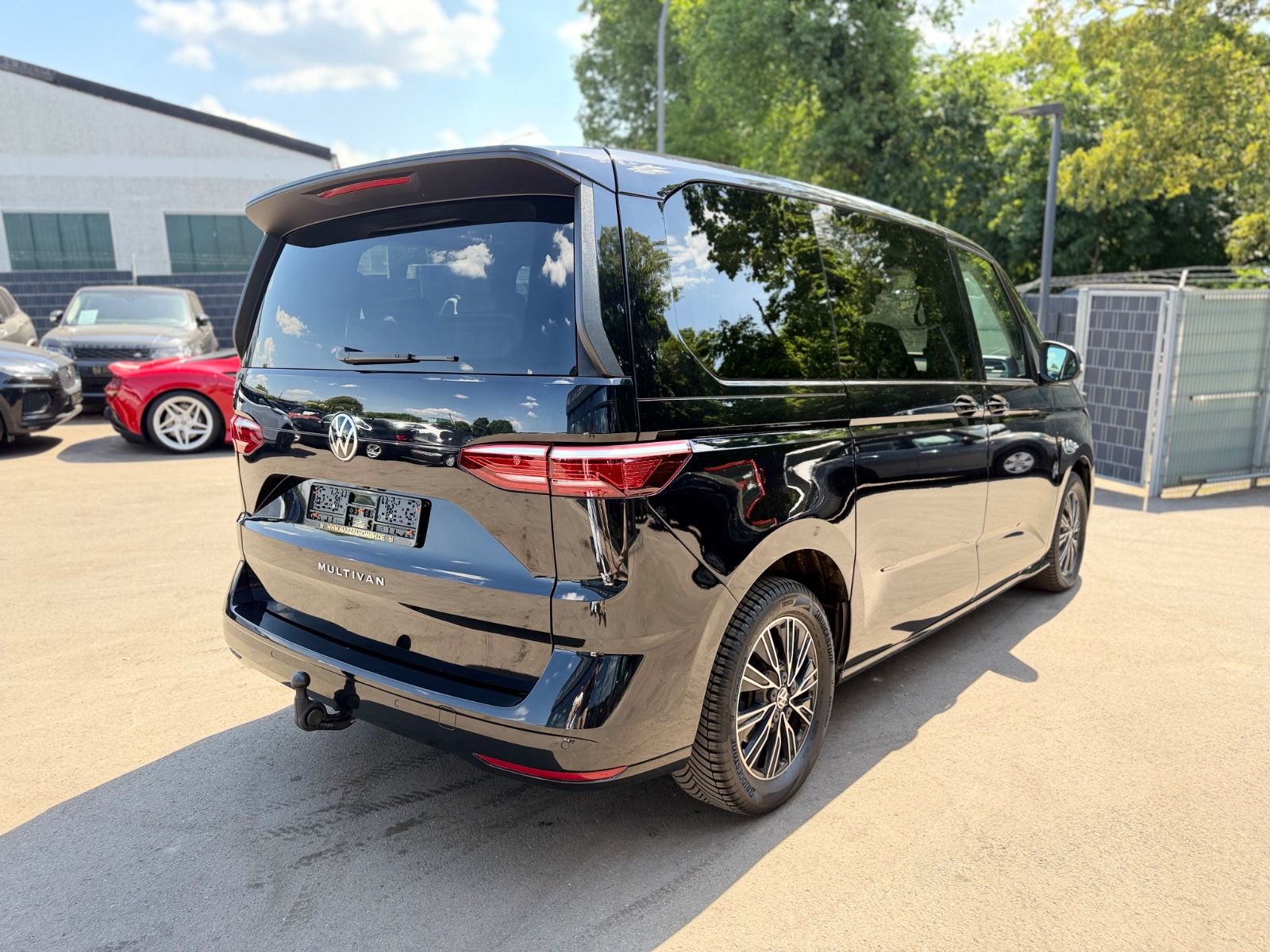 Fahrzeugabbildung Volkswagen T7 MULTIVAN*AUT.*2XSCHIEBETÜREN*AHK*LED*7.SITZER