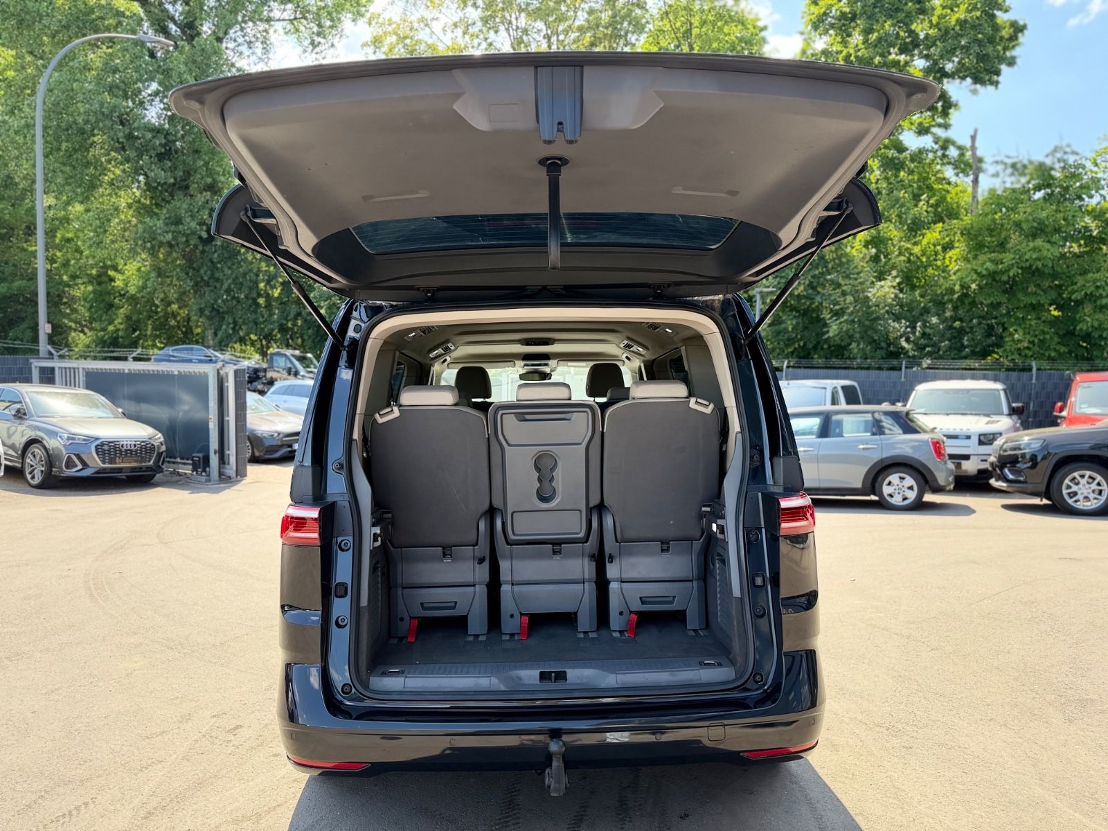 Fahrzeugabbildung Volkswagen T7 MULTIVAN*AUT.*2XSCHIEBETÜREN*AHK*LED*7.SITZER