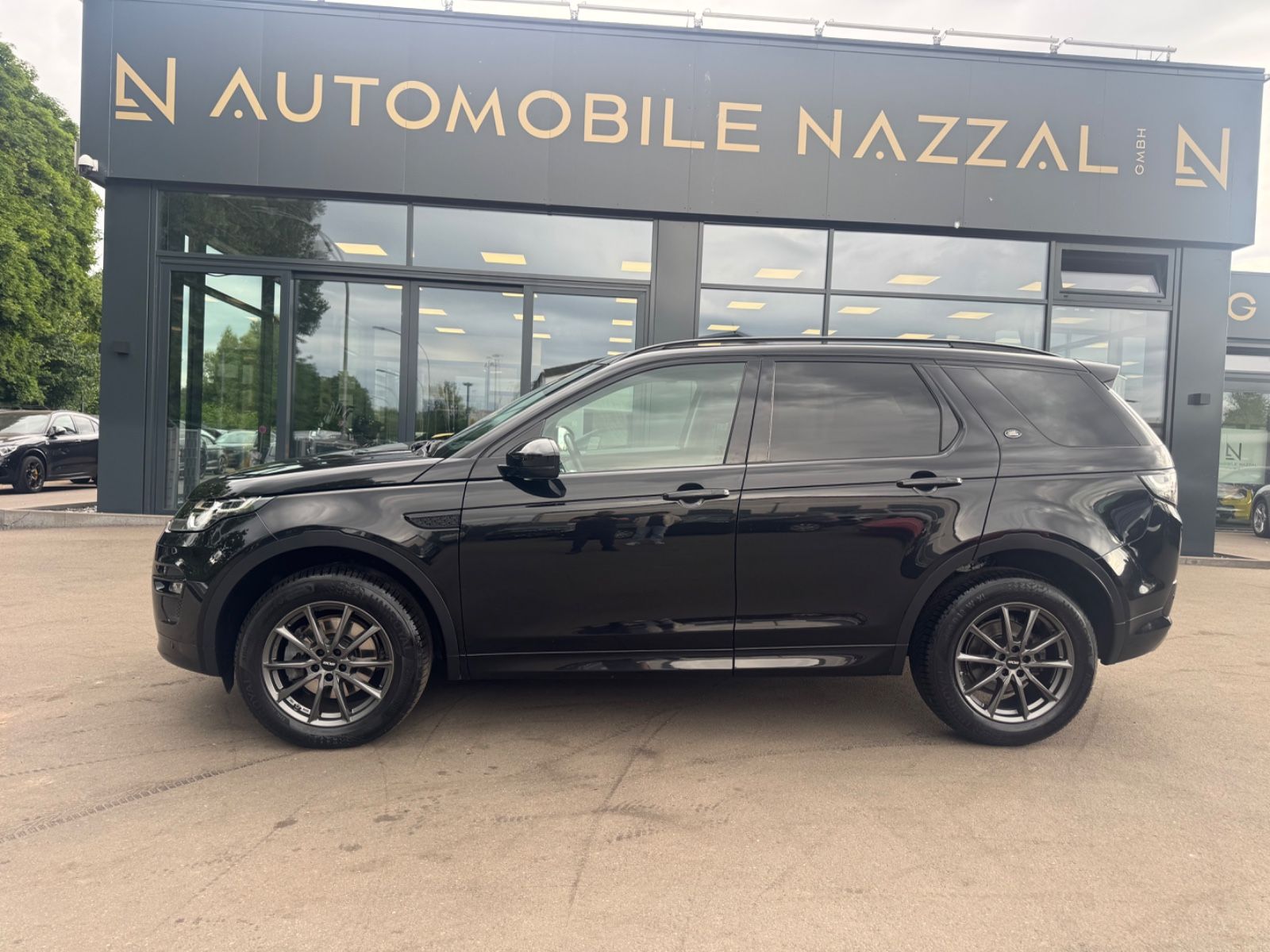 Fahrzeugabbildung Land Rover DISCOVERY SPORT SE AWD *BLACK PACK*AUT*NAVI*
