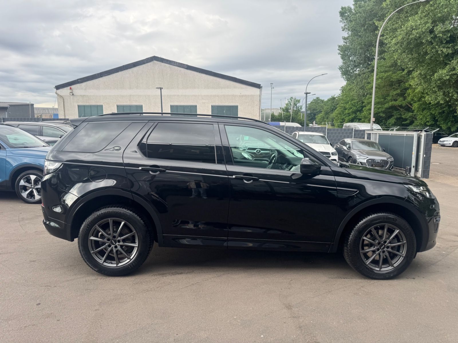 Fahrzeugabbildung Land Rover DISCOVERY SPORT SE AWD *BLACK PACK*AUT*NAVI*
