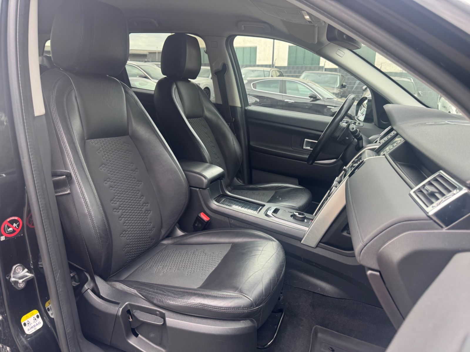 Fahrzeugabbildung Land Rover DISCOVERY SPORT SE AWD *BLACK PACK*AUT*NAVI*