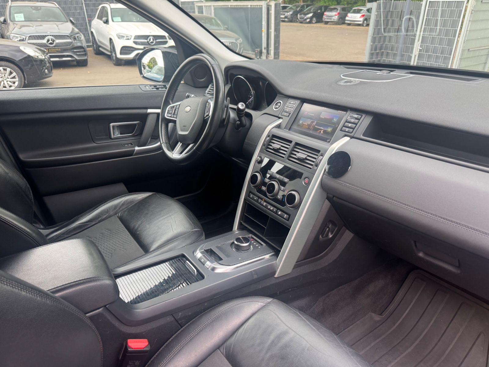 Fahrzeugabbildung Land Rover DISCOVERY SPORT SE AWD *BLACK PACK*AUT*NAVI*