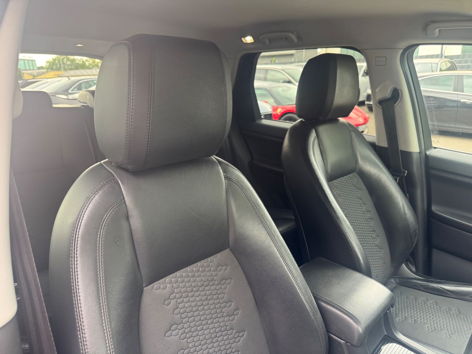 Fahrzeugabbildung Land Rover DISCOVERY SPORT SE AWD *BLACK PACK*AUT*NAVI*