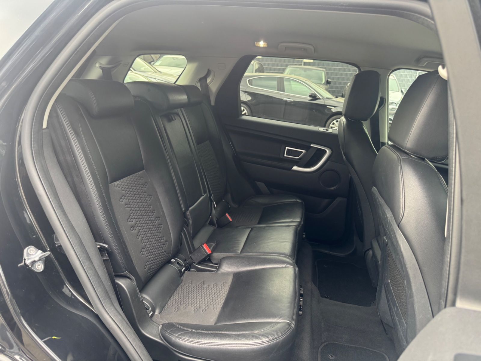 Fahrzeugabbildung Land Rover DISCOVERY SPORT SE AWD *BLACK PACK*AUT*NAVI*