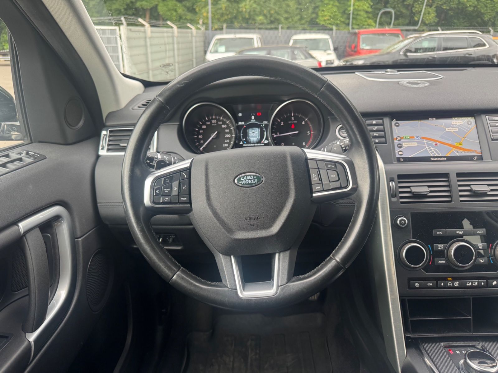 Fahrzeugabbildung Land Rover DISCOVERY SPORT SE AWD *BLACK PACK*AUT*NAVI*