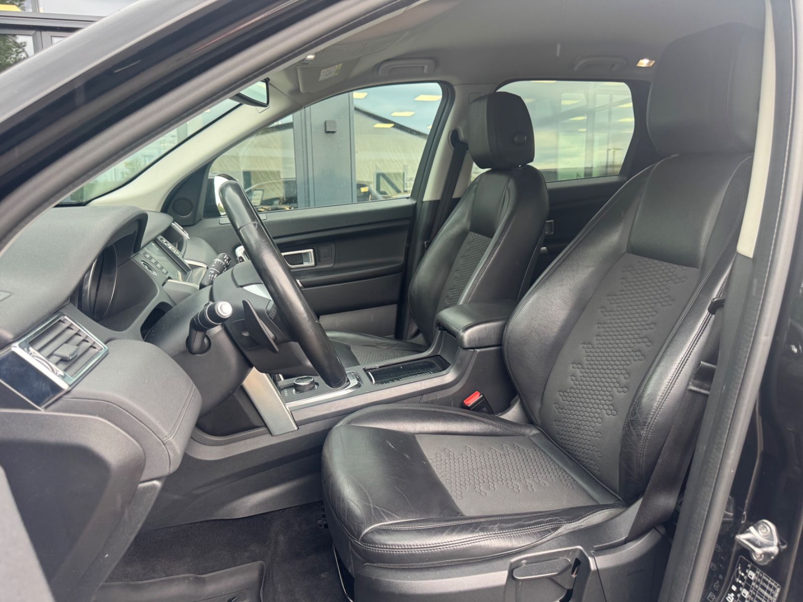 Fahrzeugabbildung Land Rover DISCOVERY SPORT SE AWD *BLACK PACK*AUT*NAVI*