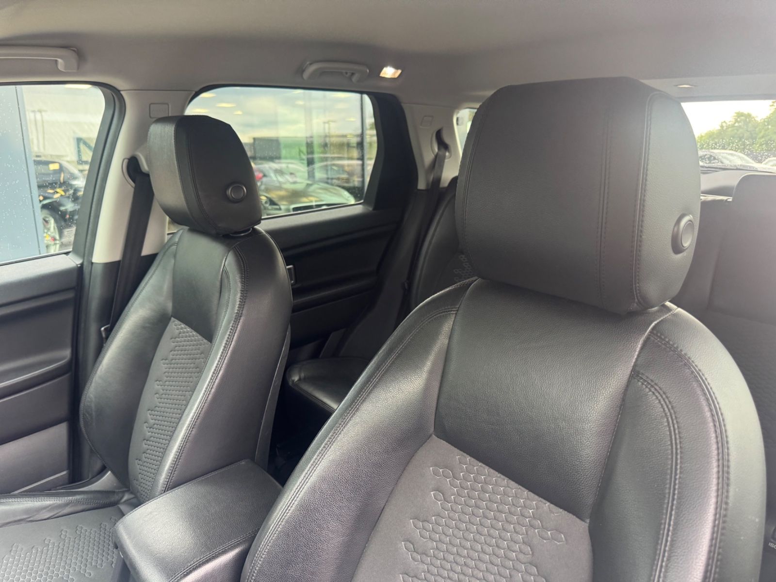 Fahrzeugabbildung Land Rover DISCOVERY SPORT SE AWD *BLACK PACK*AUT*NAVI*