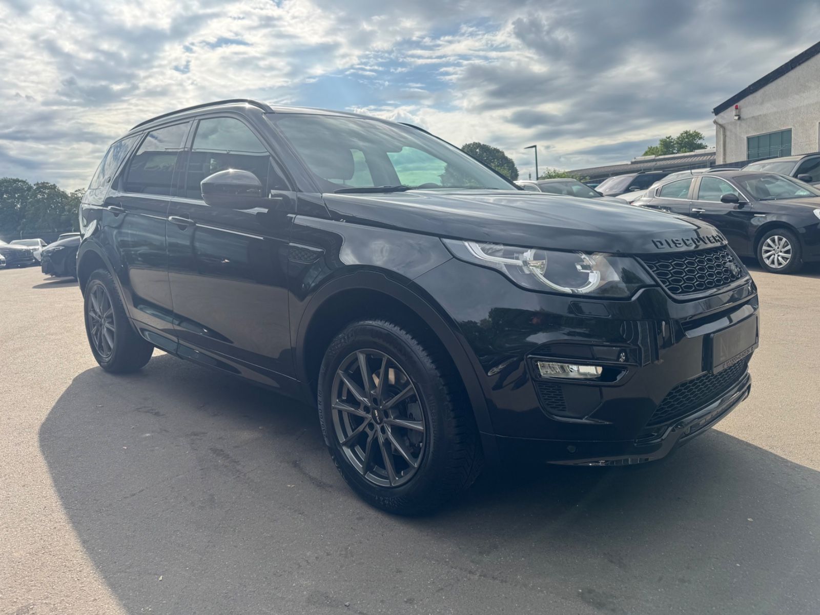 Fahrzeugabbildung Land Rover DISCOVERY SPORT SE AWD *BLACK PACK*AUT*NAVI*