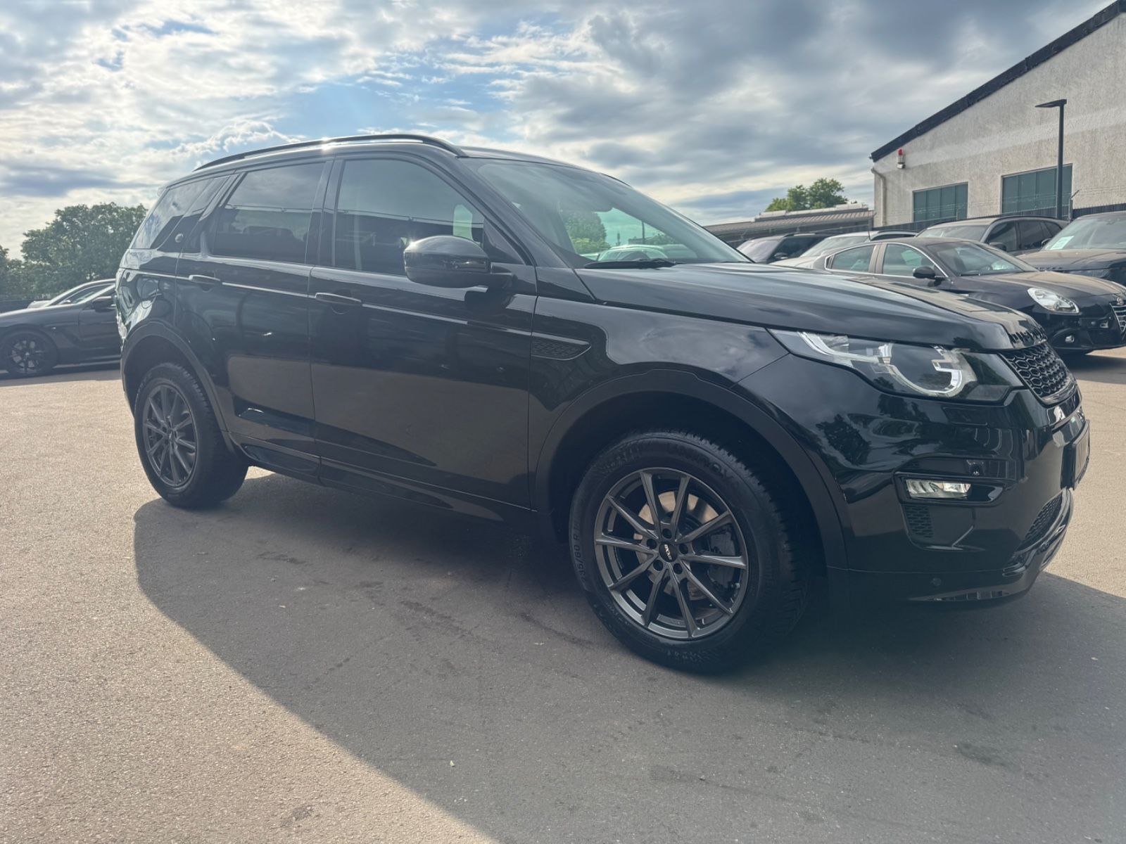 Fahrzeugabbildung Land Rover DISCOVERY SPORT SE AWD *BLACK PACK*AUT*NAVI*