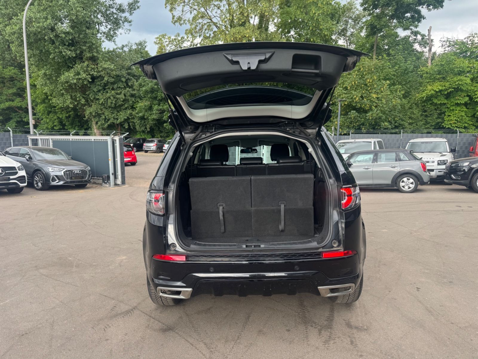Fahrzeugabbildung Land Rover DISCOVERY SPORT SE AWD *BLACK PACK*AUT*NAVI*