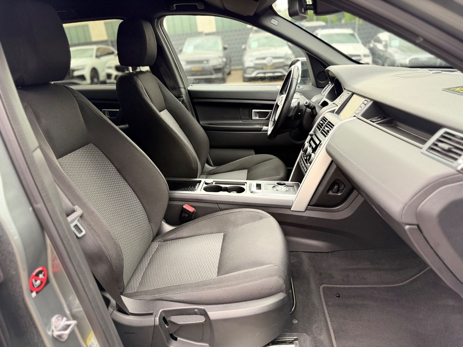Fahrzeugabbildung Land Rover DISCOVERY SPORT SE AWD*AUT*XENON*AHK*NAVI*MERIDA