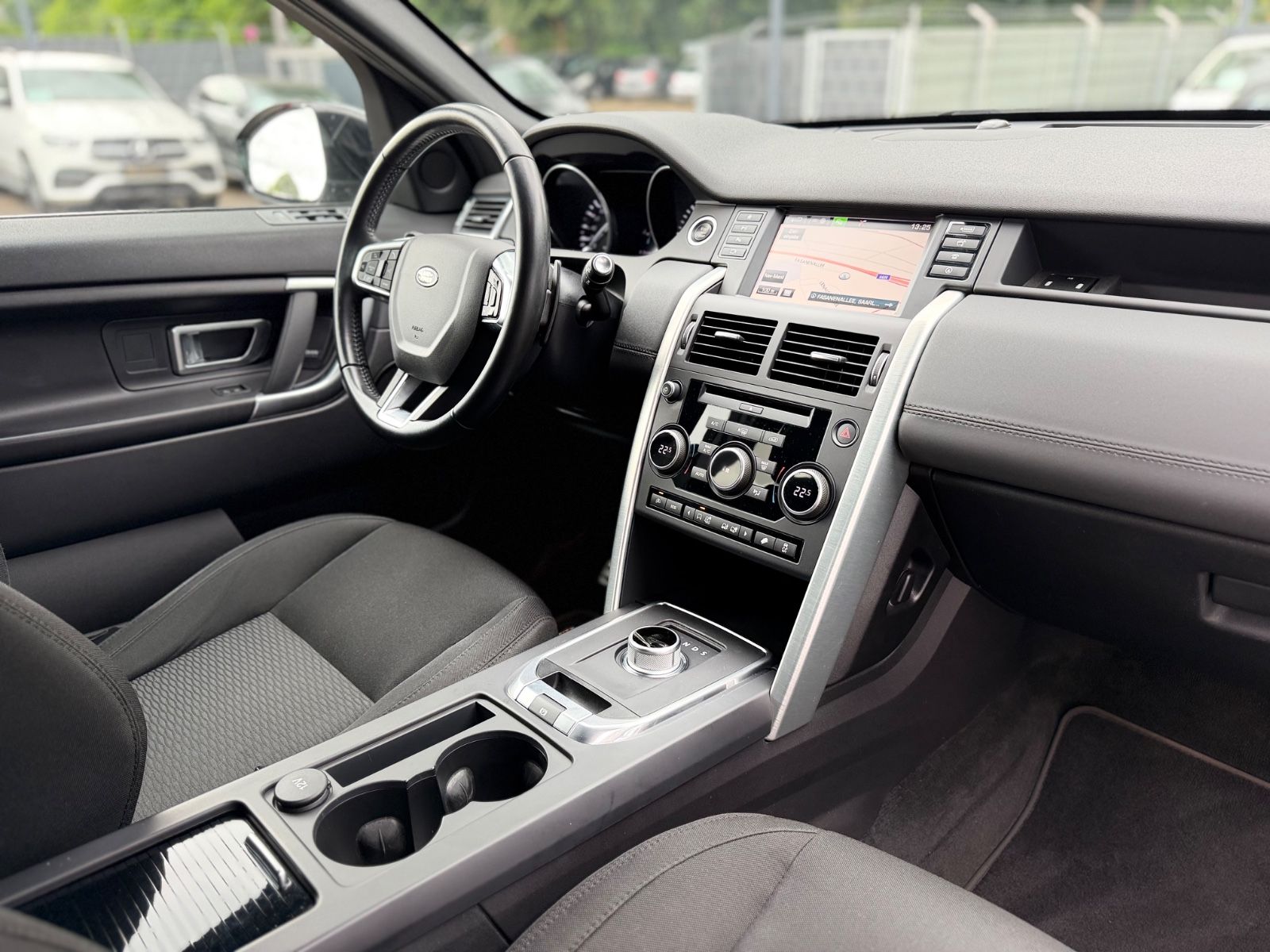 Fahrzeugabbildung Land Rover DISCOVERY SPORT SE AWD*AUT*XENON*AHK*NAVI*MERIDA