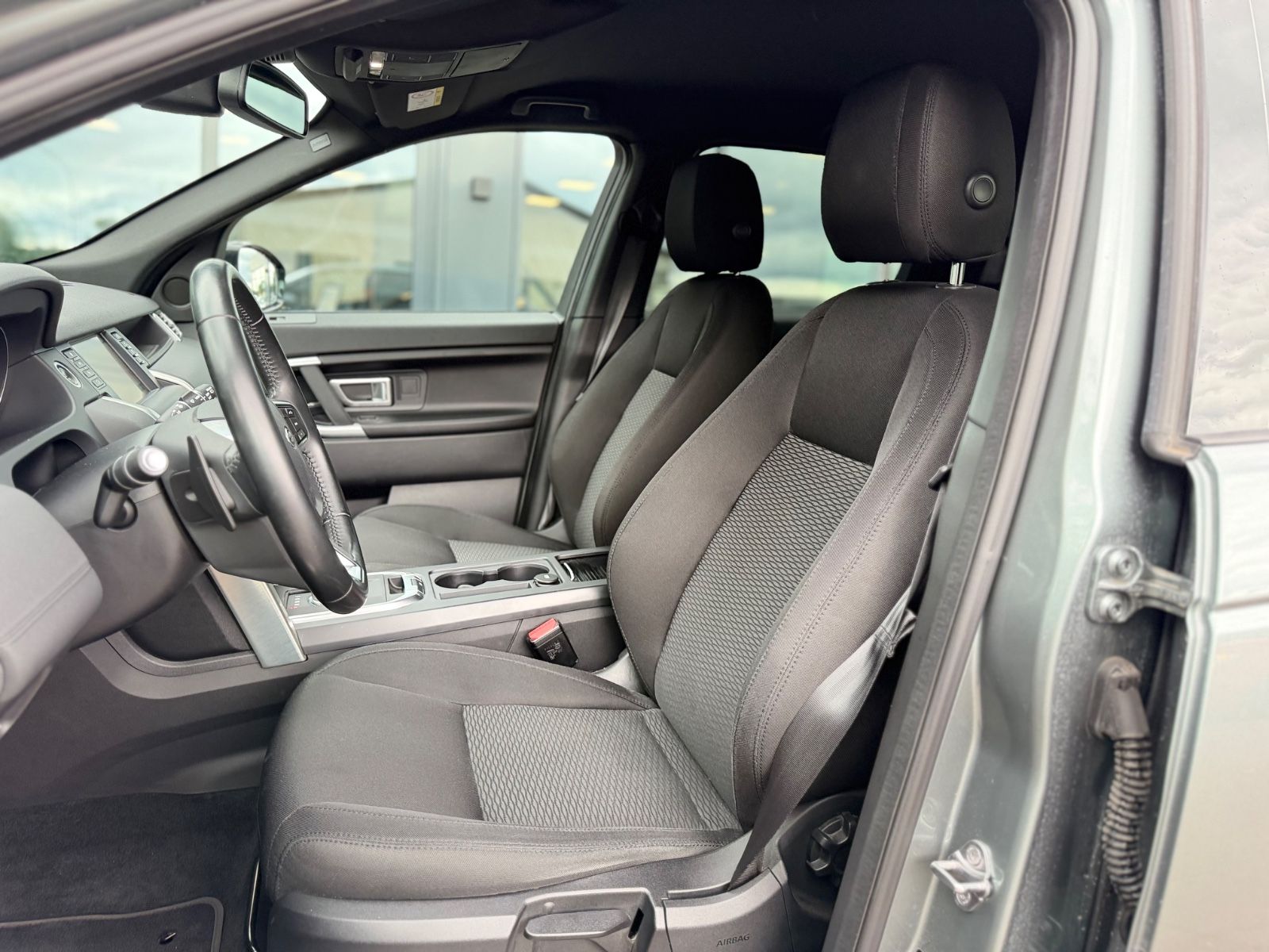 Fahrzeugabbildung Land Rover DISCOVERY SPORT SE AWD*AUT*XENON*AHK*NAVI*MERIDA