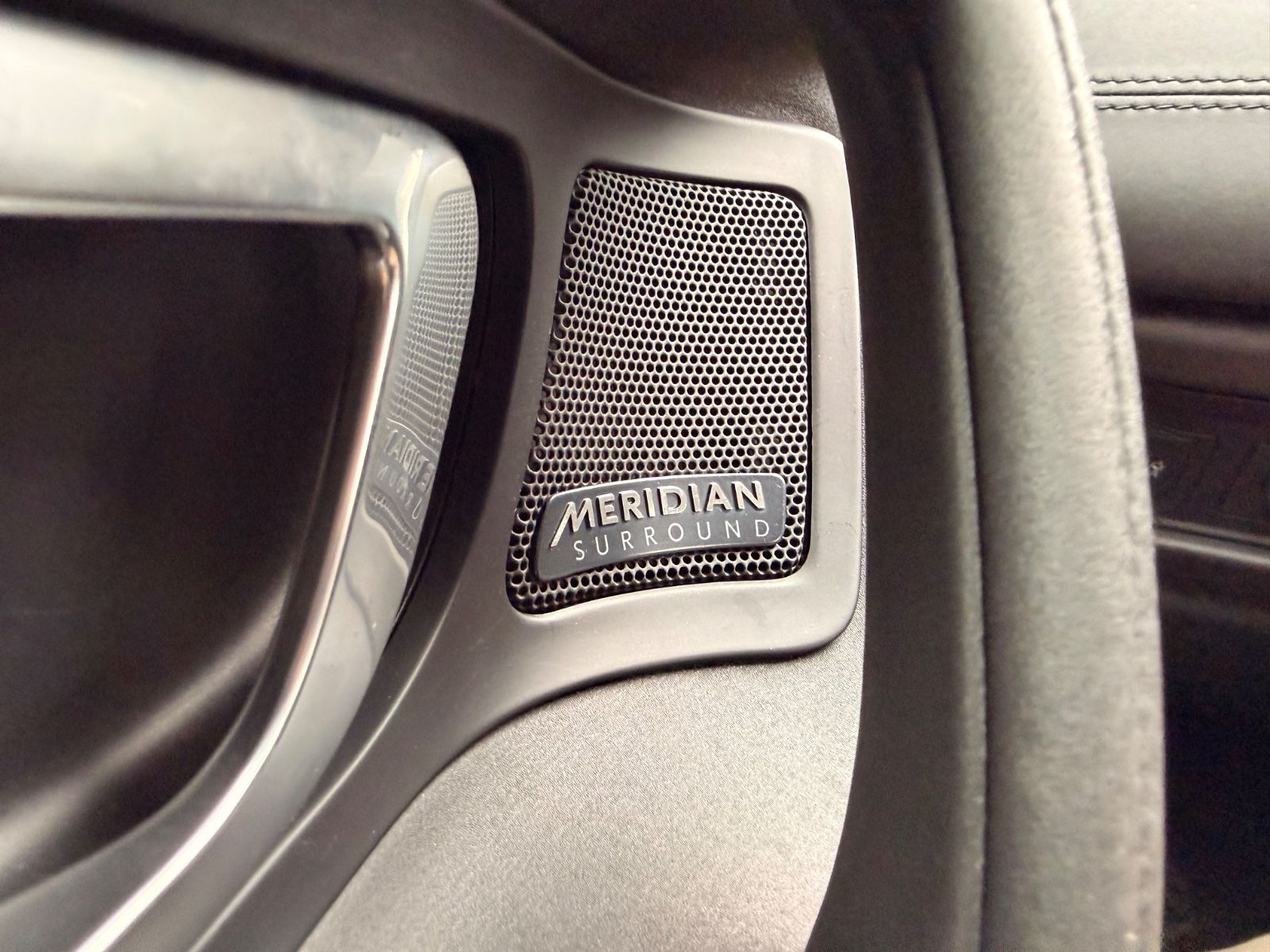 Fahrzeugabbildung Land Rover DISCOVERY SPORT SE AWD*AUT*XENON*AHK*NAVI*MERIDA