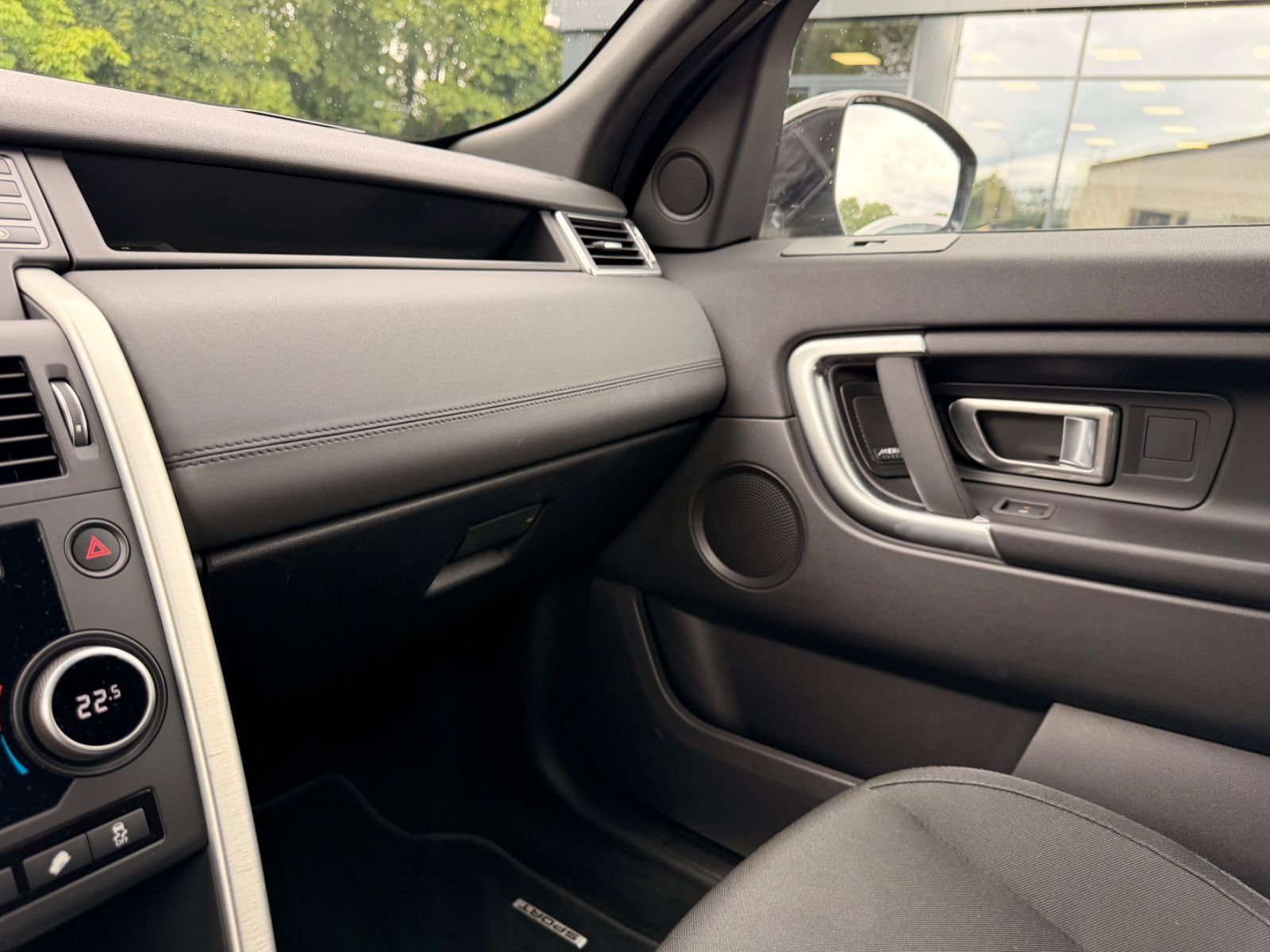 Fahrzeugabbildung Land Rover DISCOVERY SPORT SE AWD*AUT*XENON*AHK*NAVI*MERIDA