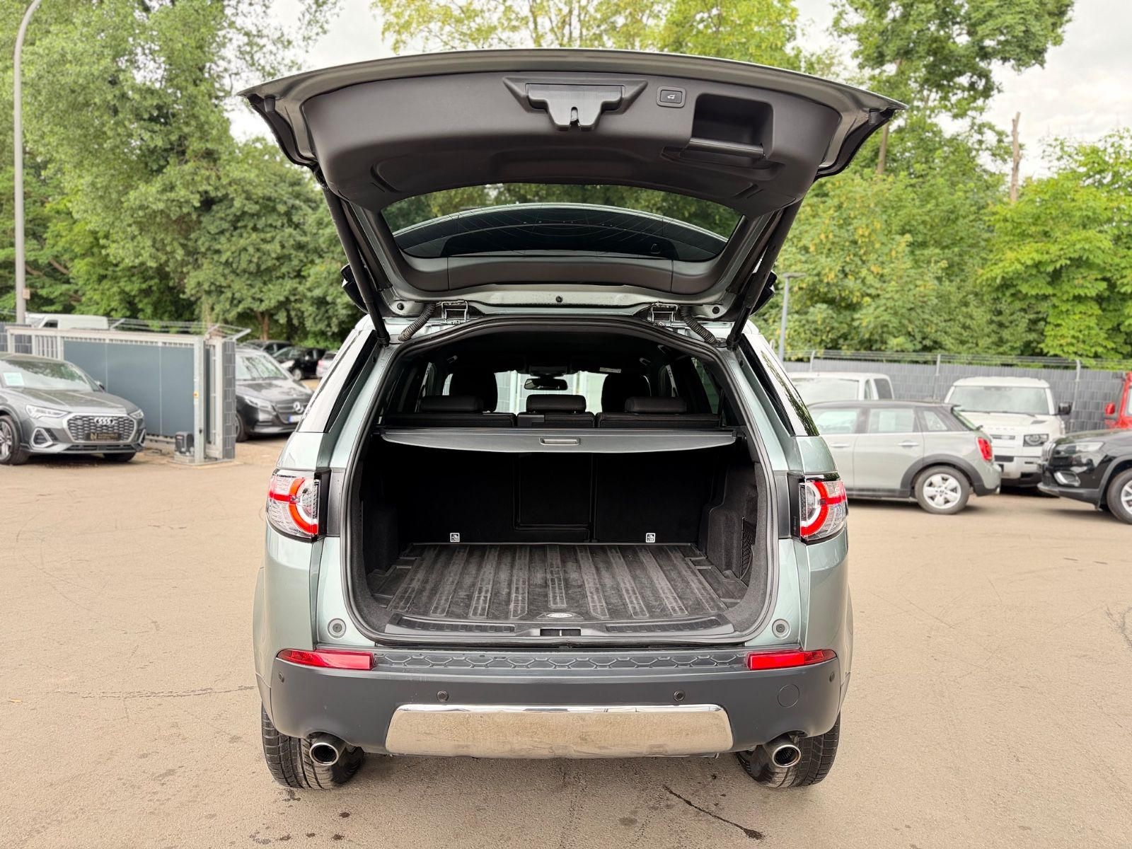 Fahrzeugabbildung Land Rover DISCOVERY SPORT SE AWD*AUT*XENON*AHK*NAVI*MERIDA