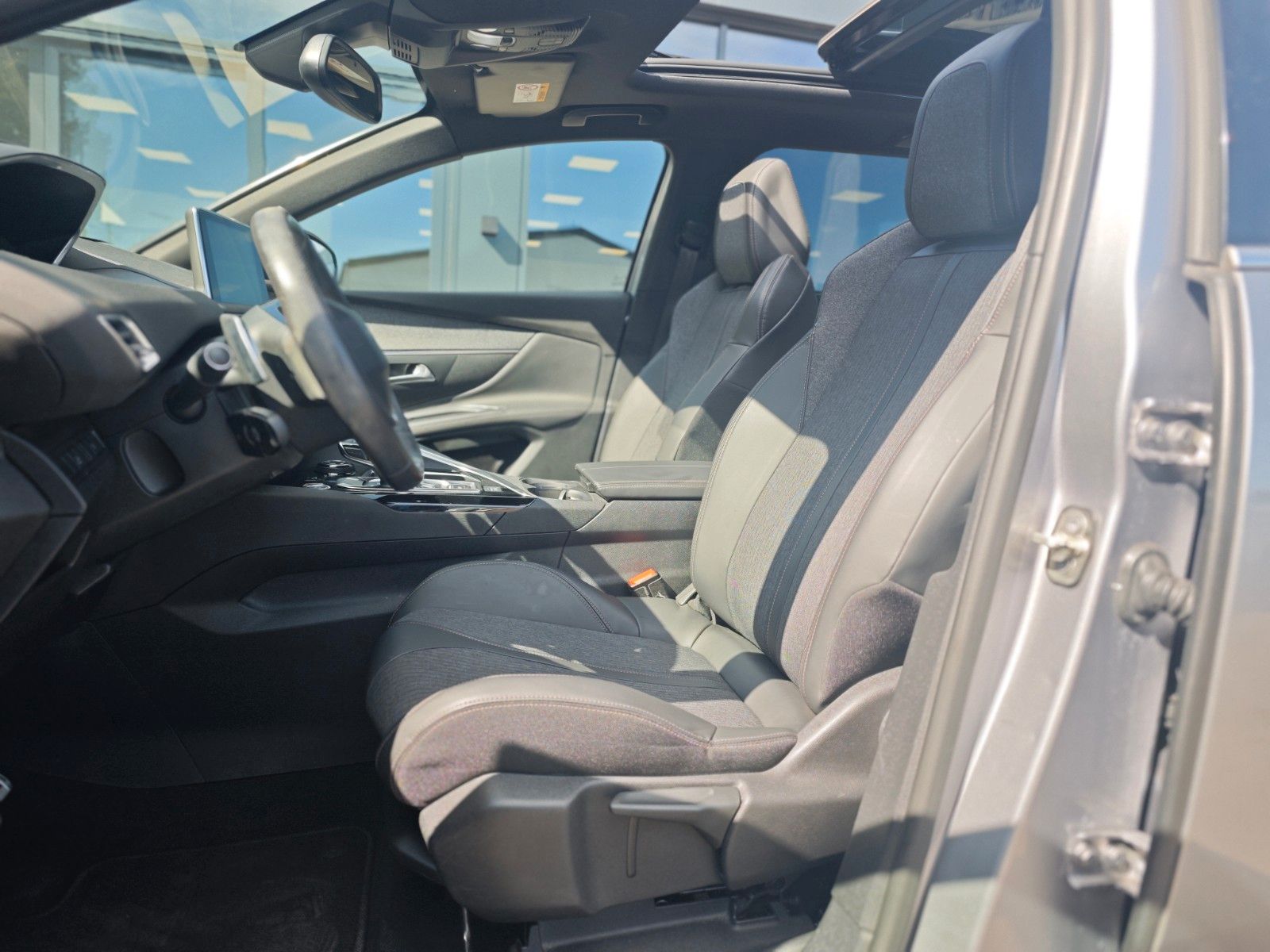 Fahrzeugabbildung Peugeot 5008 GT-LINE*AUT.*7.SITZER*AHK*ACC*PANORAMA*